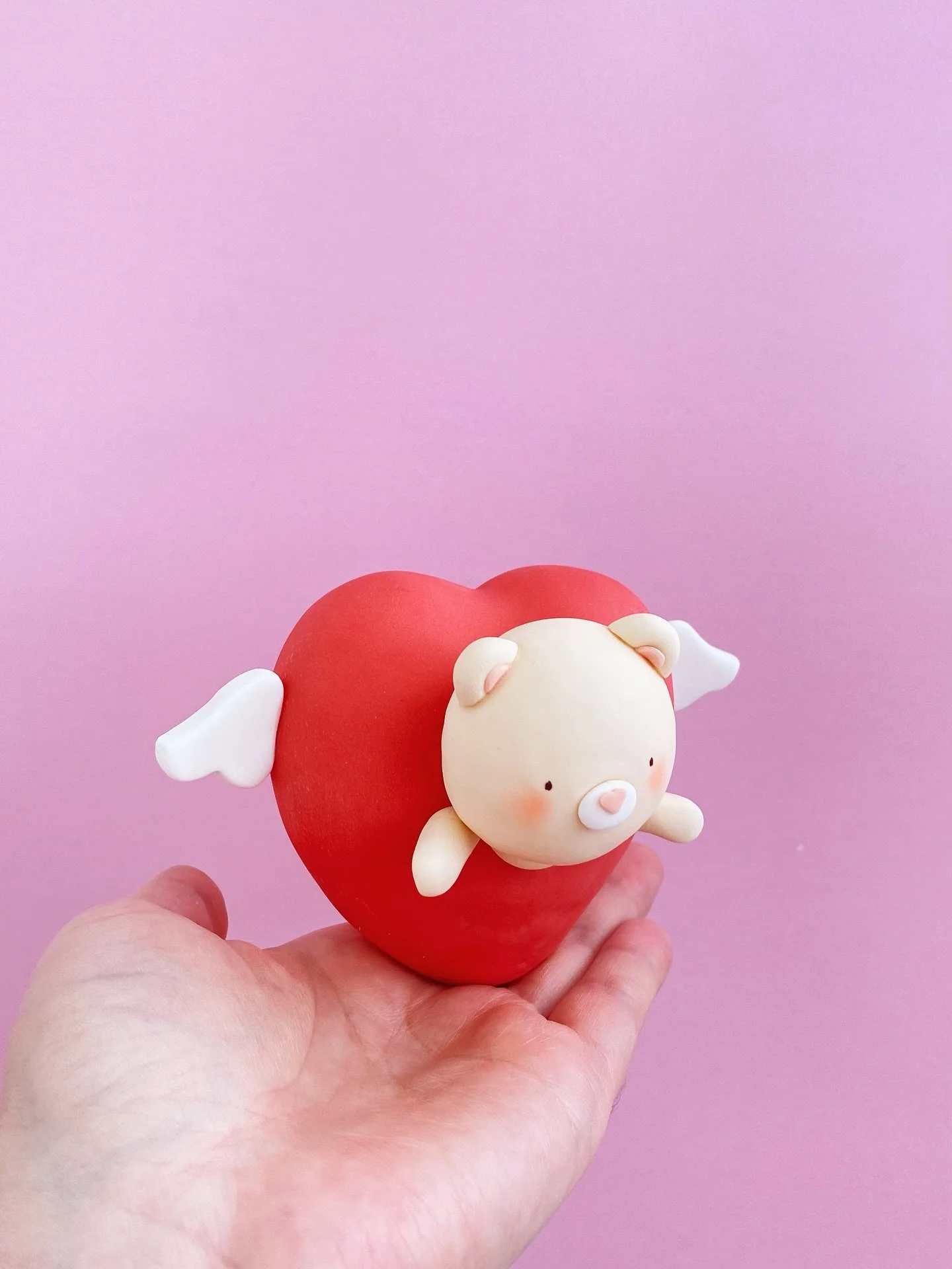 Bear hugs incoming&hellip; with this personalised one-of-a-kind cake topper 🐻 An adorable teddy bear popping out from a winged heart 💕 

#pleasecakery #caketopper #cakesofig #sugarart #cakeart #cake #boutiquecake #newcastlecakedecorator #newcastlec