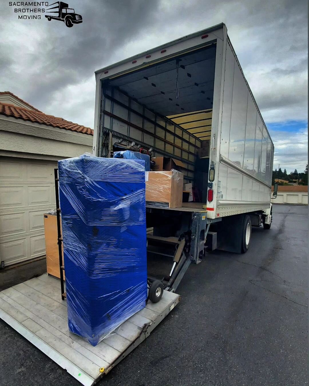 We make your move easy at affordable pricing. 
#affordablemovers #sacramentobrothersmoving #localmovingcompany #liscencedmovers #moversofsacramento #sacramentomovers #movingincalifornia #localmoving #apartmentmoving
