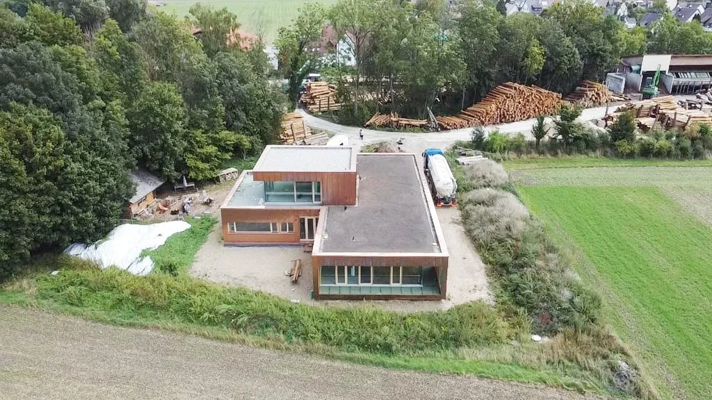 Einfamilienhaus mit Büro und Sozialräumen in Schwaben (2019) | Zusammenarbeit mit km architektur