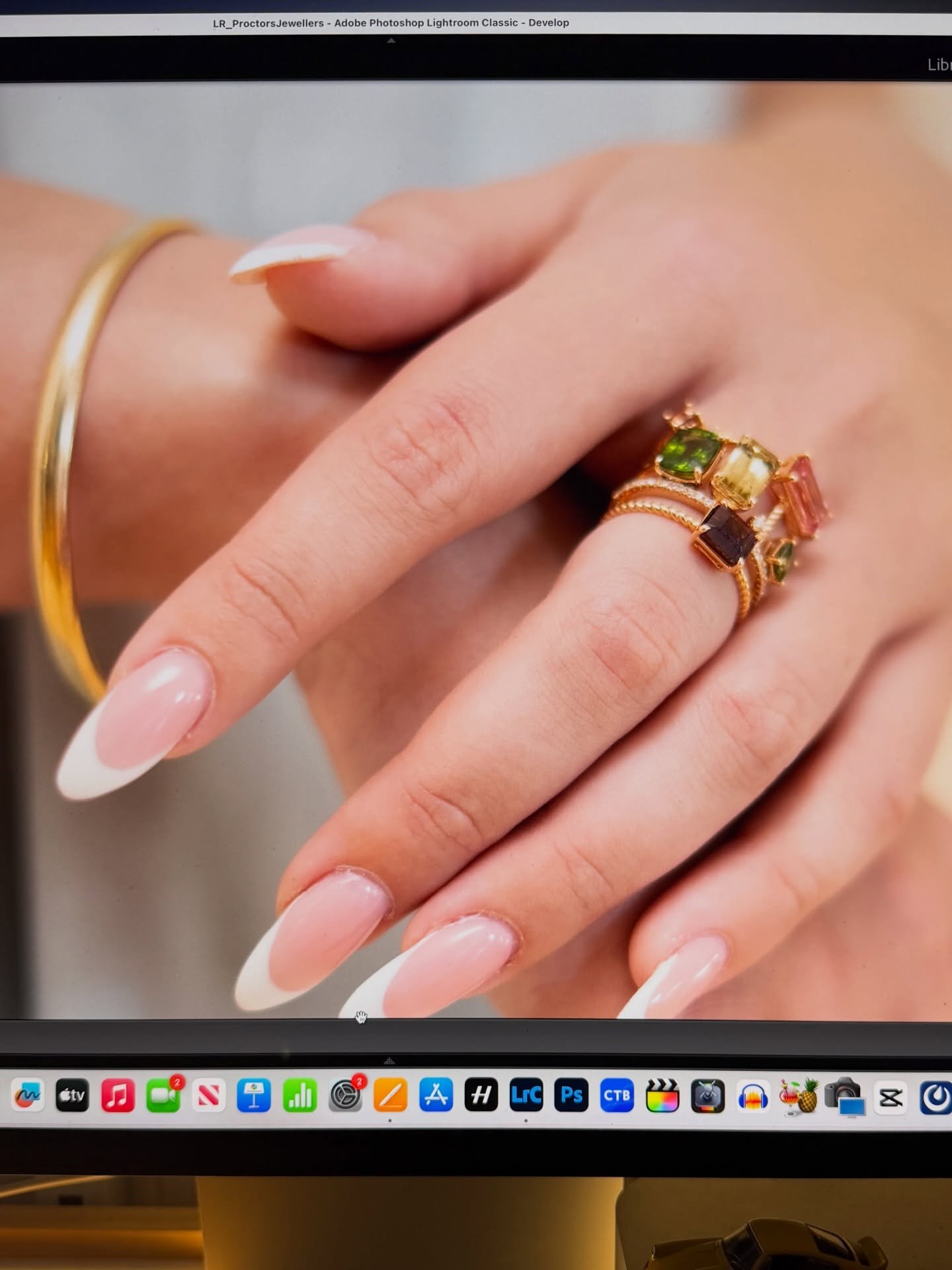 A peak into our latest photoshoot! 

@proctorsjewellery