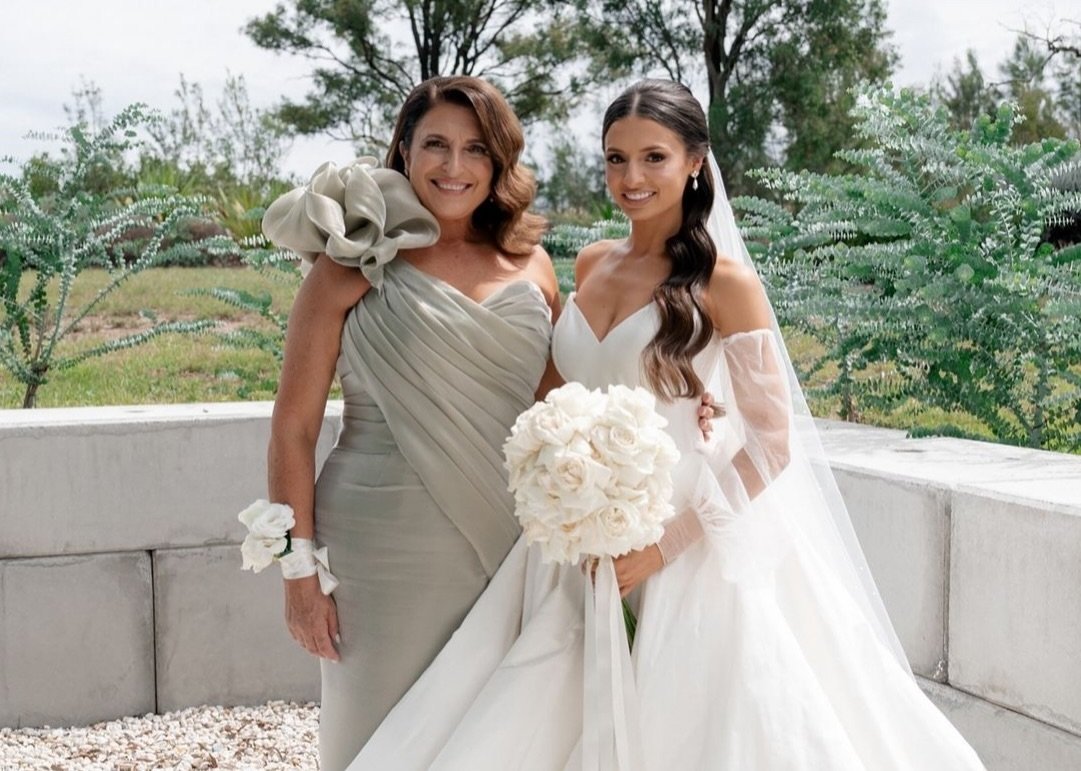 Glows for this gorgeous mother and daughter ♡ @julia.pizzolato @luisag322 

Captured by @saltatelier_wedding 

#madetoglowtans