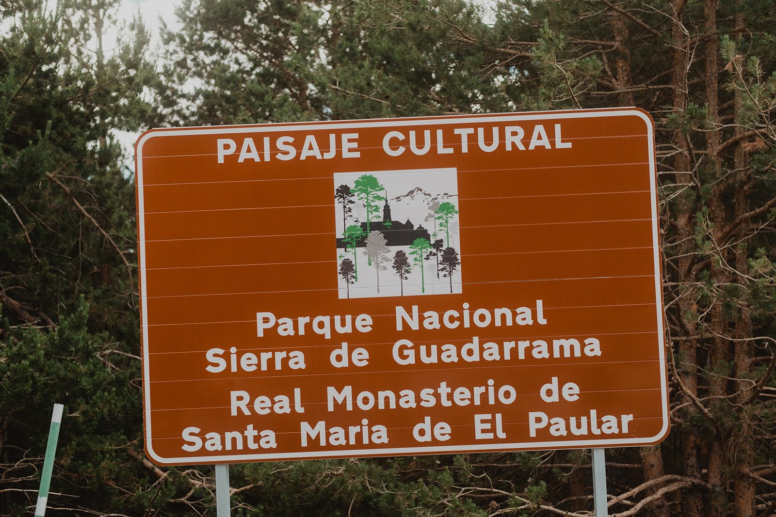 Señal marrón indicando "Paisaje Cultural" en el Parque Nacional Sierra de Guadarrama, Real Monasterio de Santa María de El Paular.