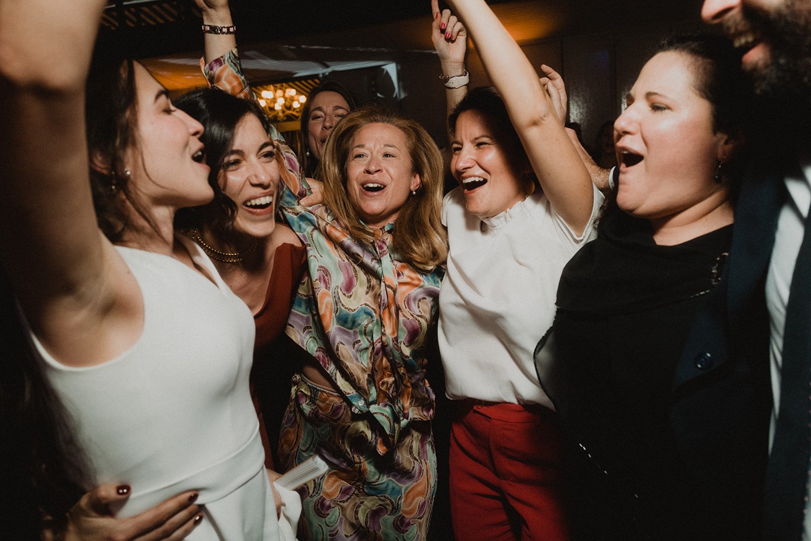 Grupo de personas celebrando y sonriendo en una fiesta.