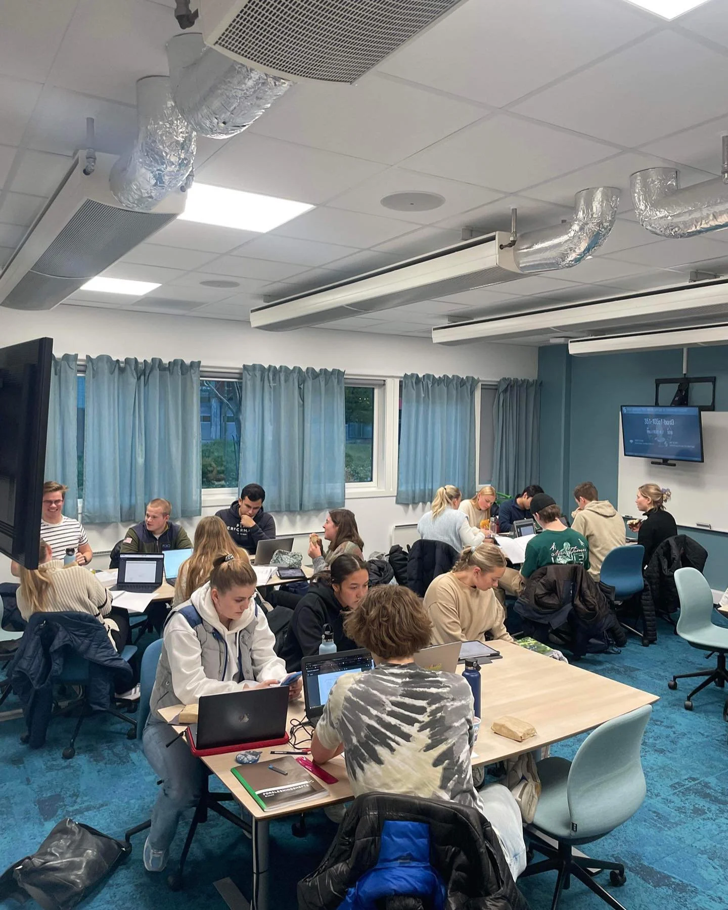 💡Vi har som form&aring;l &aring; skape et inkluderende milj&oslash; for energistudentene v&aring;re, b&aring;de faglig og sosialt🤝 Derfor vil vi gi en stor takk til til&nbsp;Simen T&oslash;rseth&nbsp;og&nbsp;Tiril Thielemann Try som har tatt initia