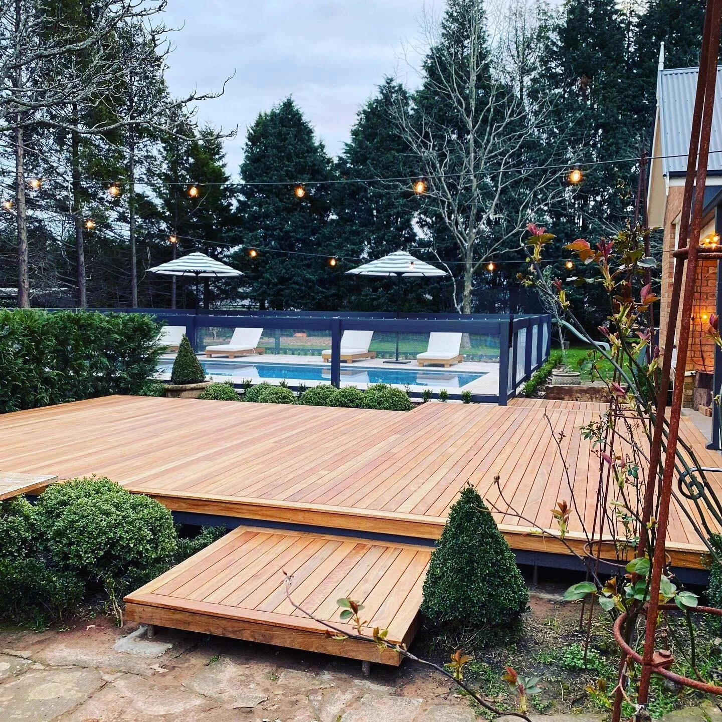 &bull; Picture framed work of art &bull;
Floating in the existing gardens, this deck connects inside to the outside spaces.
Awesome to be able to work with @cp___co on this courtyard!