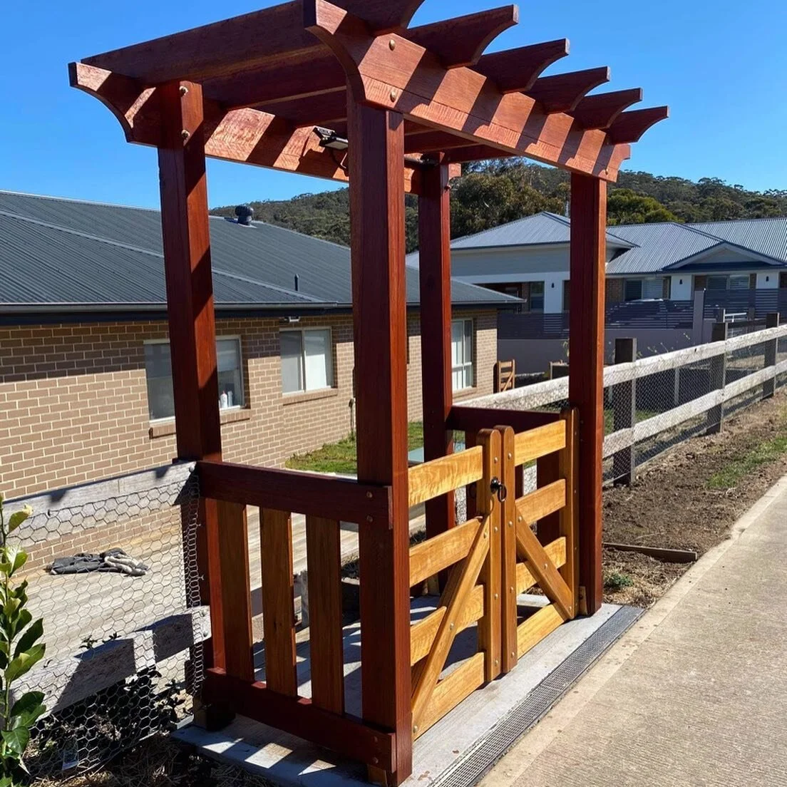 ⛩ Everyone needs a grand entrance!! These hand made timber gates fitted nicely with the custom built arbor I&rsquo;d constructed earlier. Really happy with the final result 👌🏼
.
.
.
#custommade #custombuild #carpentry #carpenterbowral #timbergates 