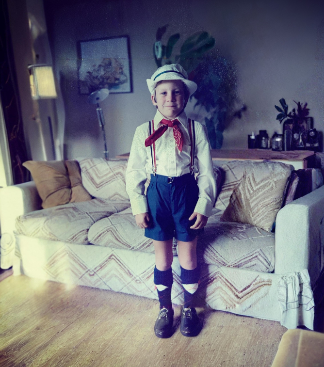 colin in lederhosen extended.png