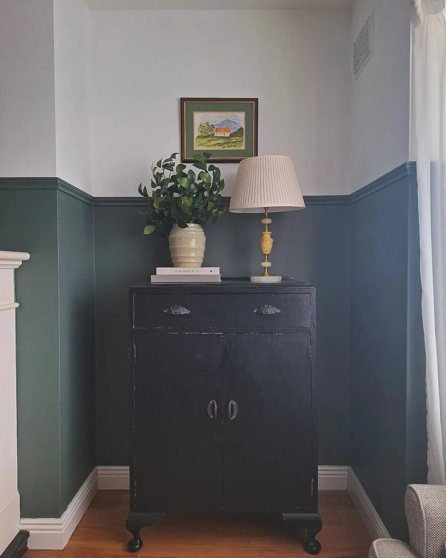 Evenings are getting longer and it feels easier to do some extra work after dinner and bedtime for the Little People. I like that feeling🙌🏻
.
.
.
.
.
.
.
.
.
#sittingroomstyling #sittingroominspo #sittingroomdecor #sittingroom #sittingroomdesign #i