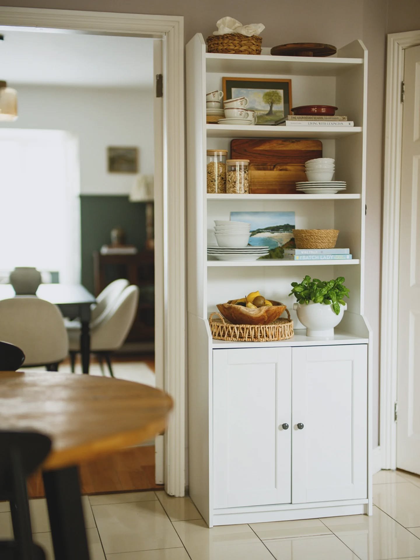 Open shelving in the kitchen that works👌🏻

Photo @story.bord 

#kitchen #kitchenstyling #interiorstyling #homeinteriors #homedecor