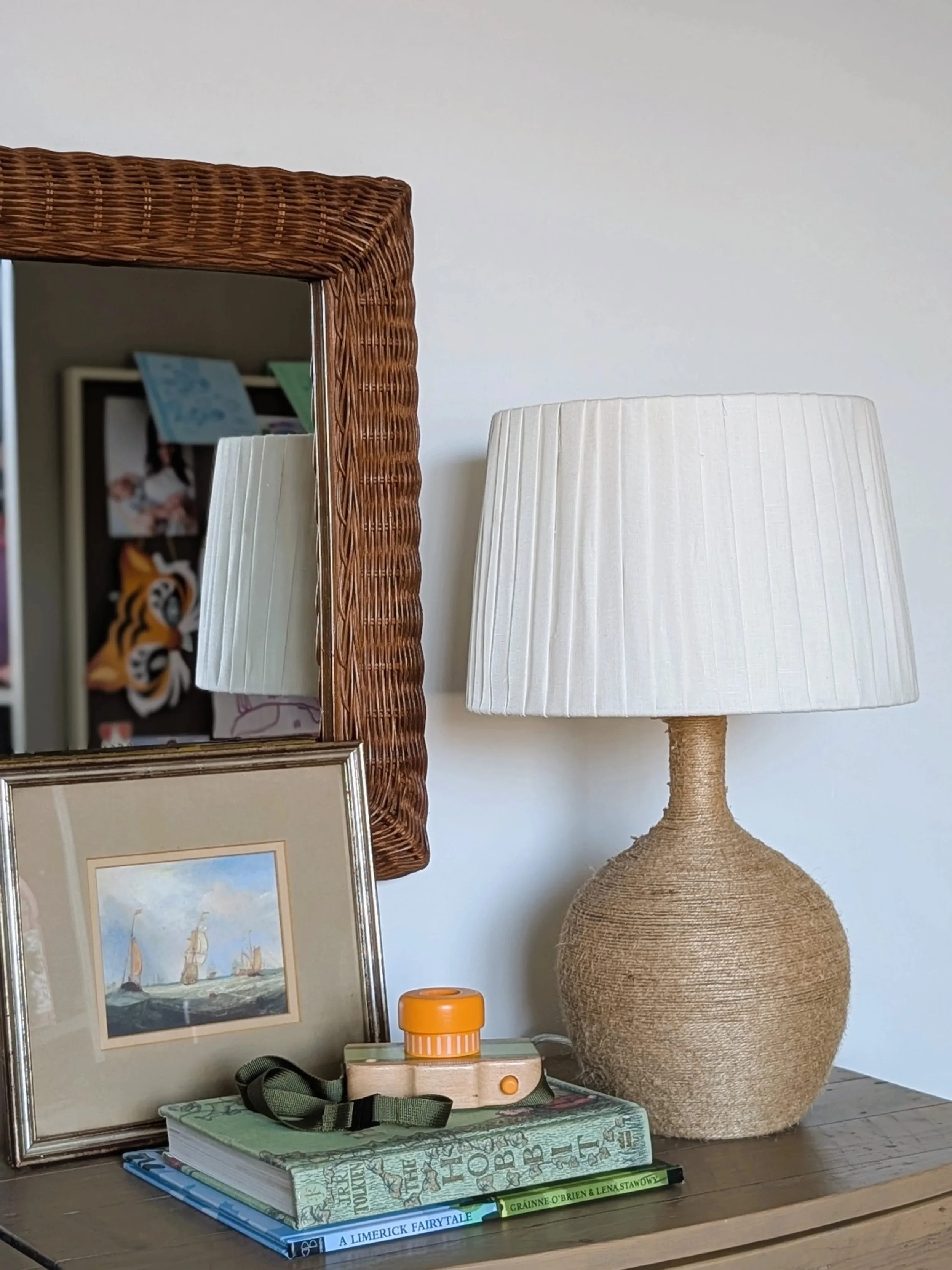 It's all in the details.. everything matters when it comes to kids spaces. Special toy, artwork, lamp, book, box hiding treasure. Here everything is special and matters to them.
.
.
.
#interiors #interiordesign #homedecor #homedesign #kidsspace
