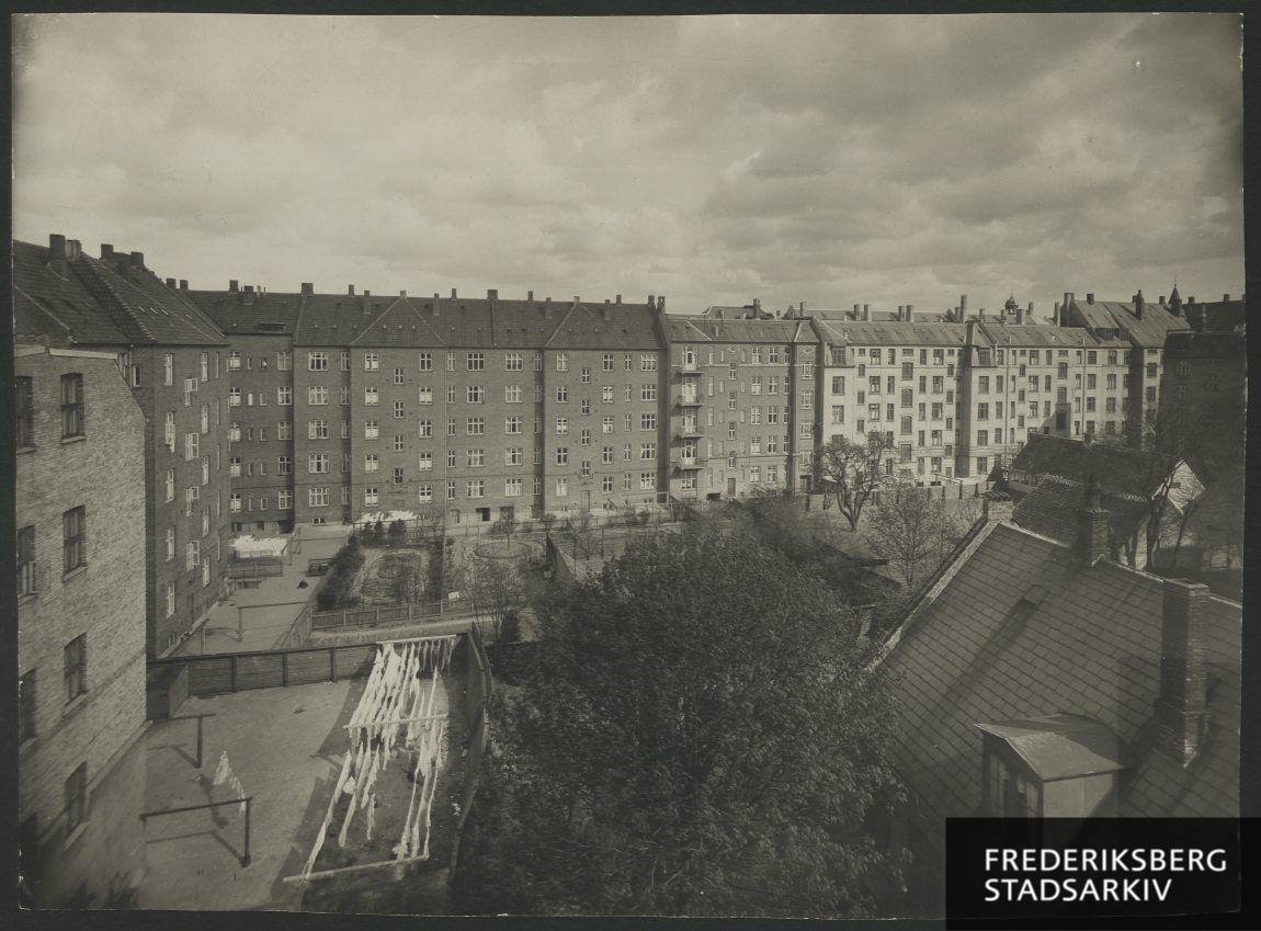 Gården set fra Pile Alle ca. 1913