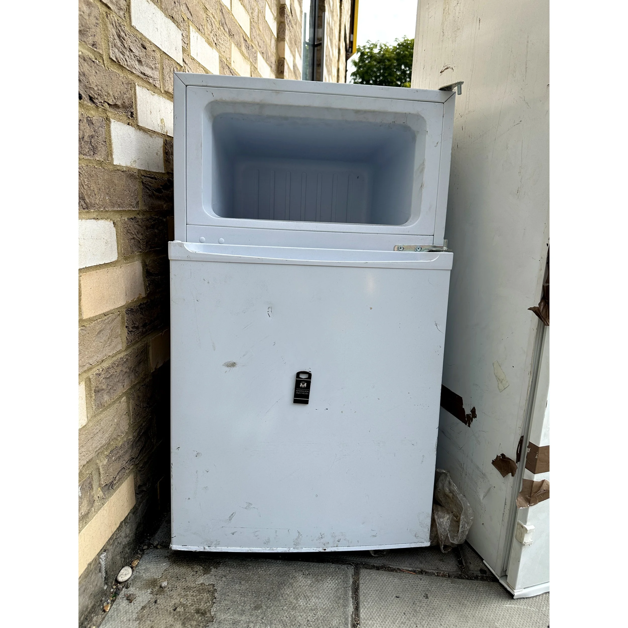 kensington_bin_magnet_small_fridge.jpg