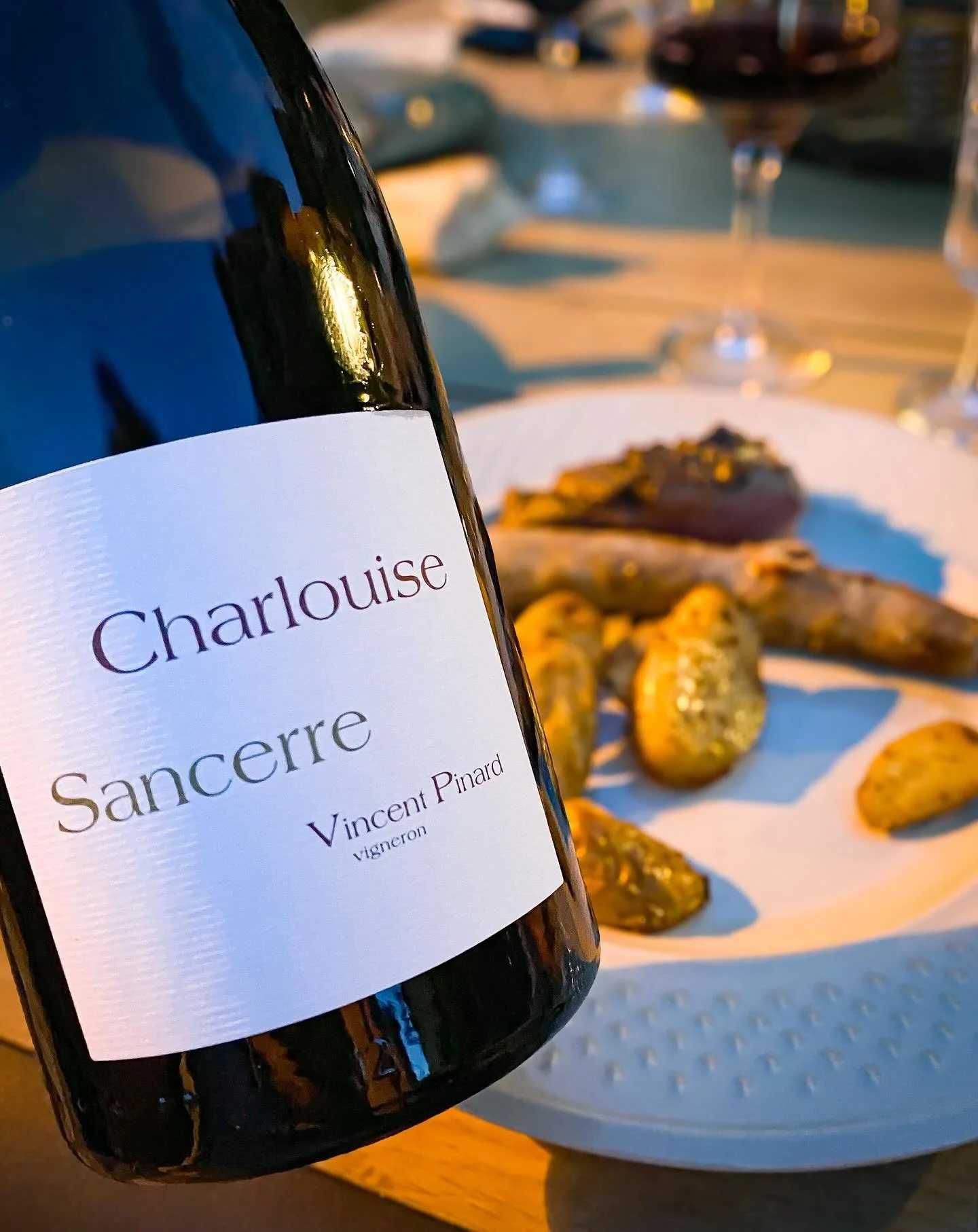𝑭&𝑪 𝑷𝒊𝒏𝒂𝒓𝒅 - 𝑺𝒂𝒏𝒄𝒆𝒓𝒓𝒆
Toujours un plaisir d’ouvrir une bouteille de ce superbe domaine Vincent Pinard du petit village de Bué !
Charlouise 2022, un grand pinot noir plein de volupté ! 🍇
#pinard #sancerre #