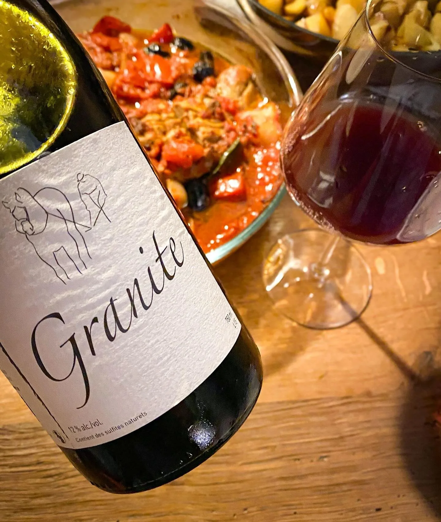 𝙶𝚛𝚊𝚗𝚒𝚝𝚎 𝟸𝟶𝟷𝟻 - 𝙼𝚒𝚌𝚑𝚎𝚕 𝙶𝚞𝚒𝚐𝚗𝚒𝚎𝚛
Vigne de Gamay du Beaujolais de 45 ans exposée sud-est sur granite décomposé (sable grossier) et granite dur.
Vinification en grappes entières puis élev&eacu