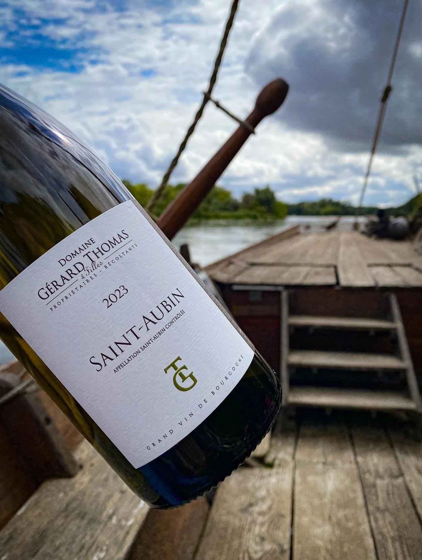 𝑺𝒂𝒊𝒏𝒕 𝑨𝒖𝒃𝒊𝒏 - 𝑻𝒉𝒐𝒎𝒂𝒔 & 𝑭𝒊𝒍𝒍𝒆𝒔
Envie d’un joli blanc en toute circonstance, nous avons ce qu’il vous faut ! 😊
Saint-Aubin 2023 - Gérard Thomas & Filles
👁 Jaune doré
👃🏼 Arômes toast&e