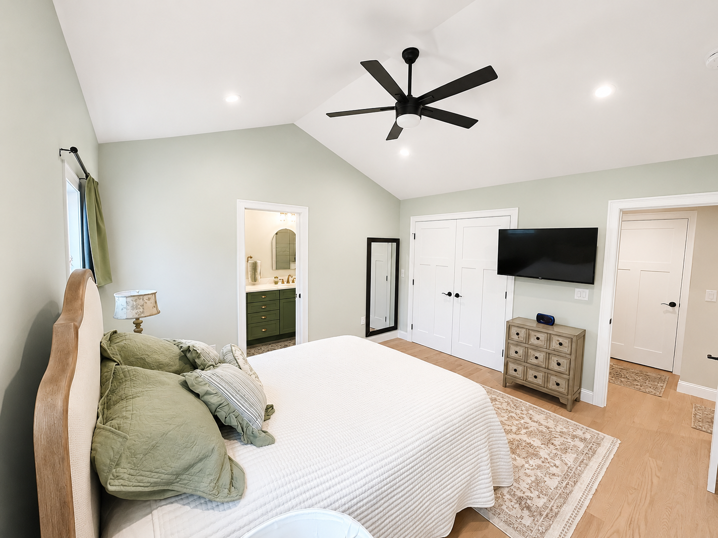 6 Fairway_Master Bedroom 2.png