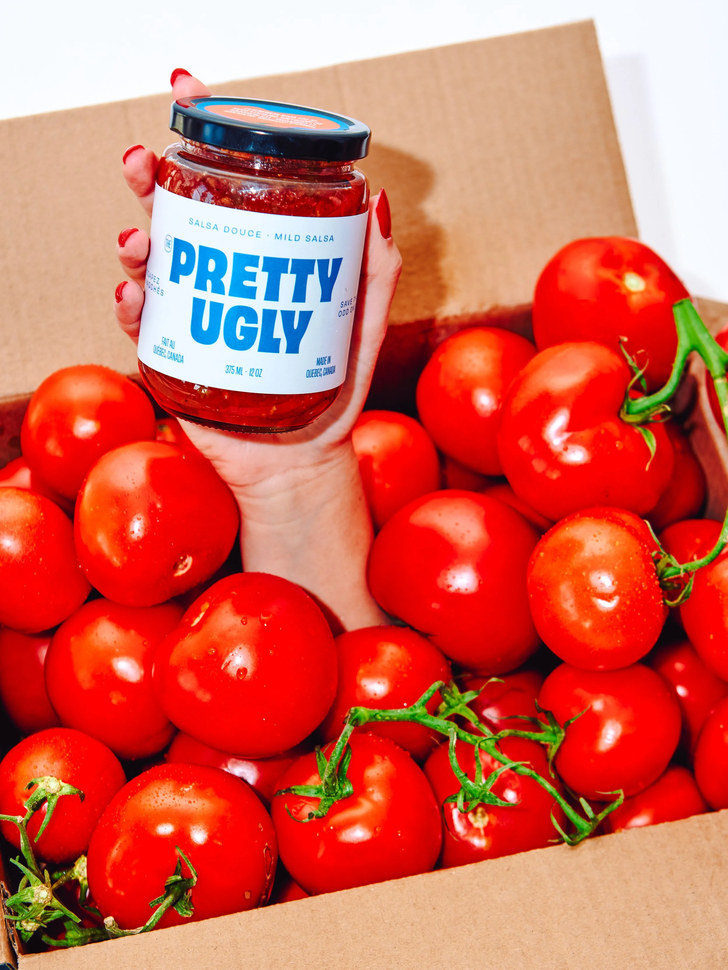 Production de salsa Pretty Ugly avec des ingrédients frais et locaux au Québec