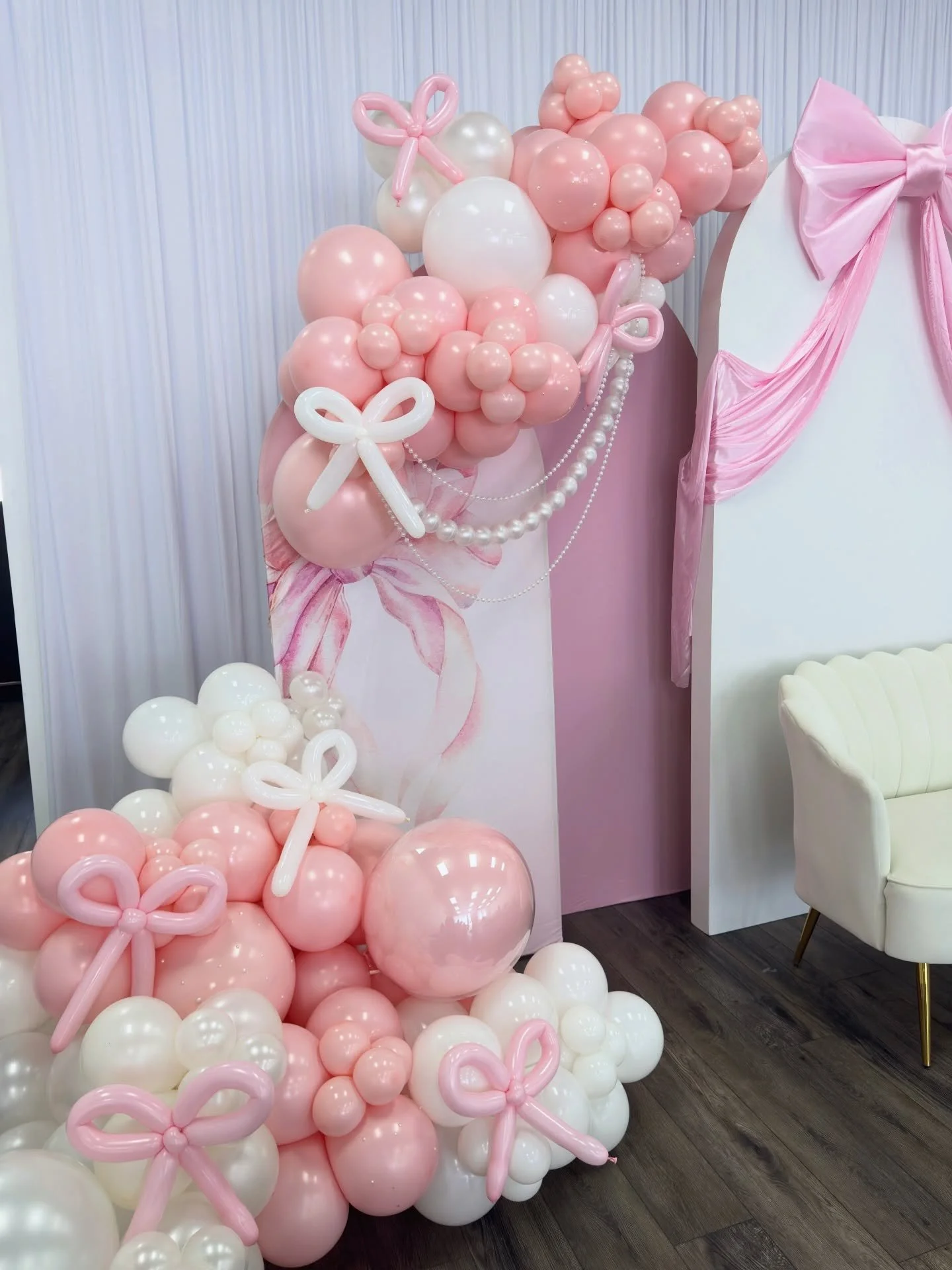 Pearls are a girls best friend 🎀 

All the elegant baby shower vibes @myluxvenue ! ✨

#balloons #nj #babyshower #pink #bow
