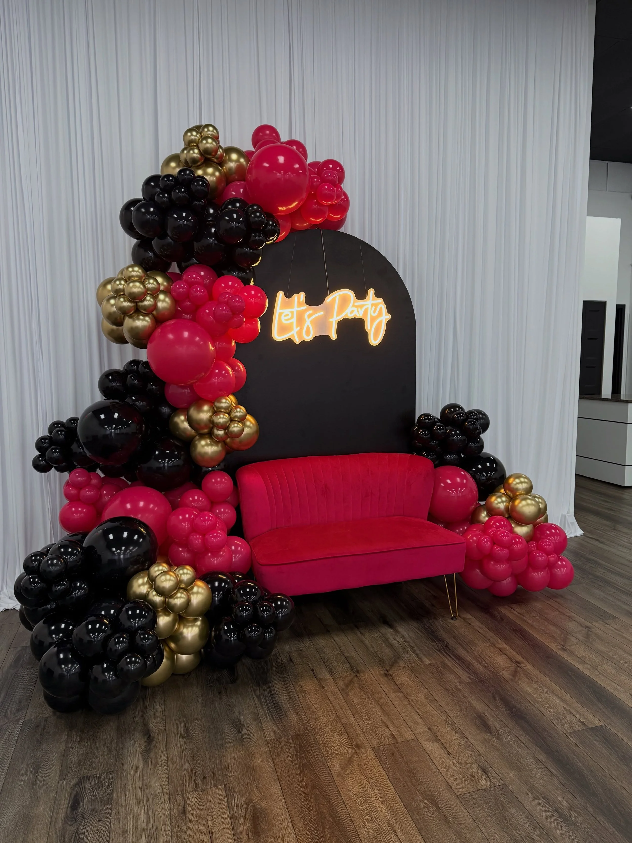 Love a fluffy garland 🖤 

Ask about our classic package! 

#balloons #birthday #eventdecor #nj #southjersey