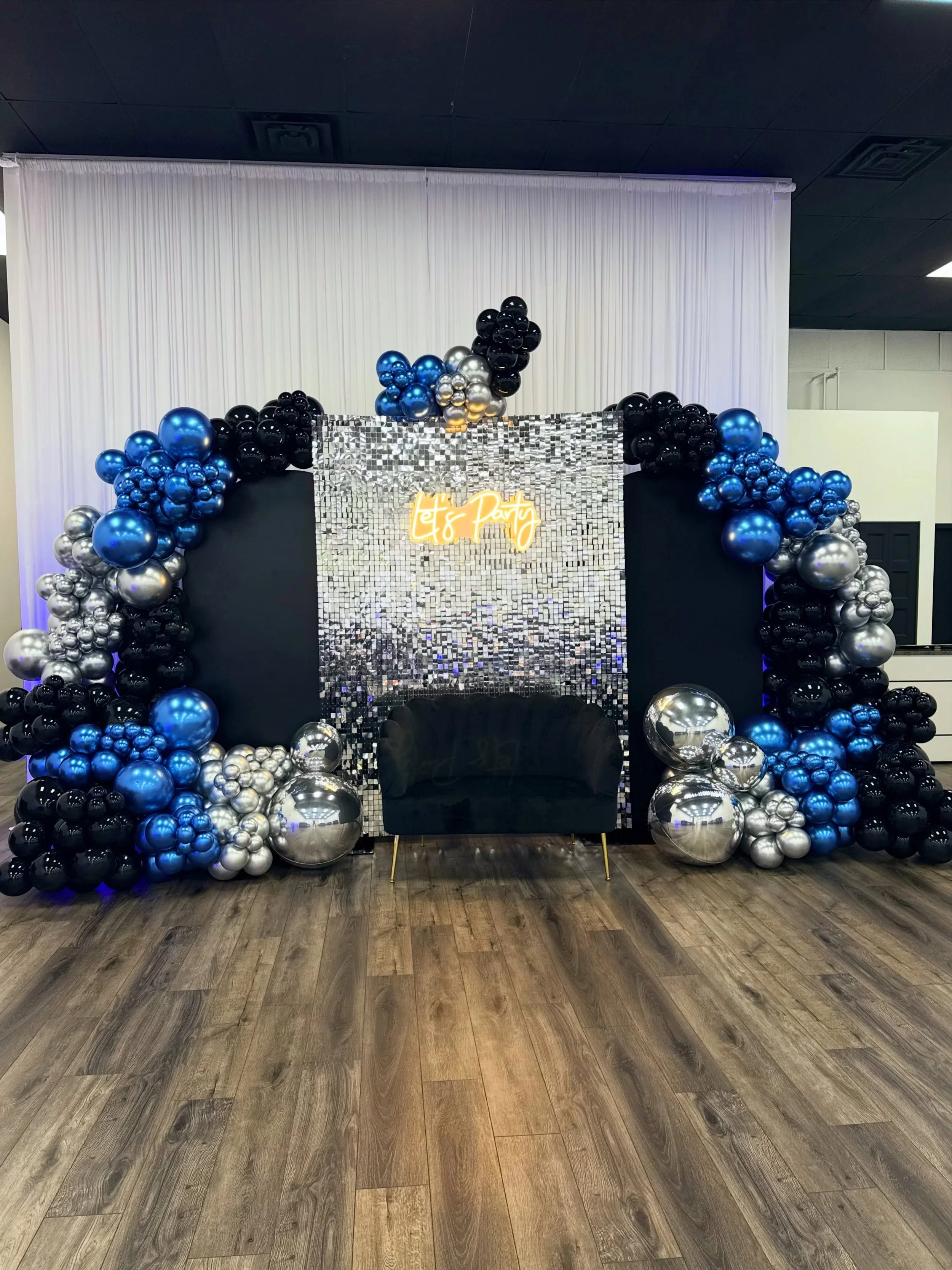 Another year of life in VIP style 💙🪩😎

#kidsbirthday #balloons #nj #balloongarland #backdrop