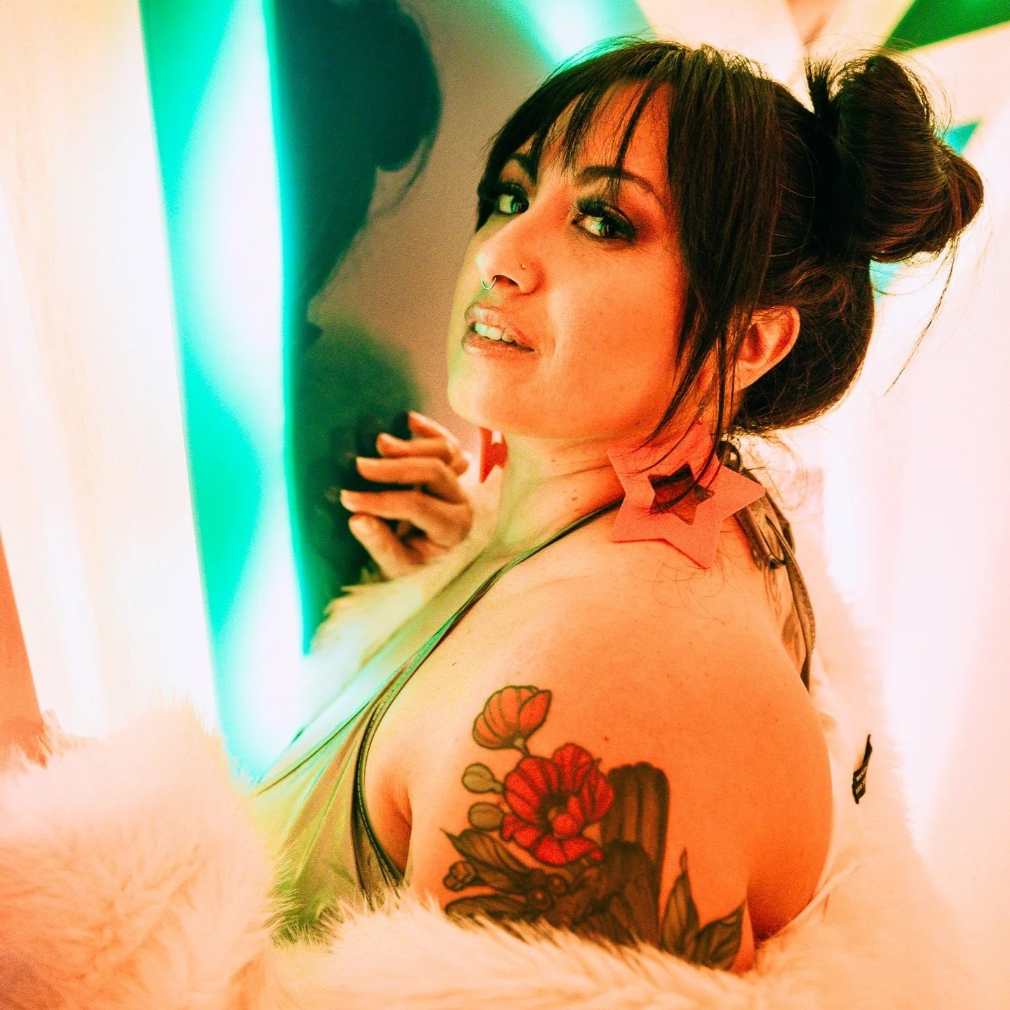 I attended a retro-style meetup hosted by @sa.creatives. I met some amazing creatives and collaborated with a few new models. Here are some of my favorite photos I took of @thebookof.mj Be sure to follow her and enjoy the photos.