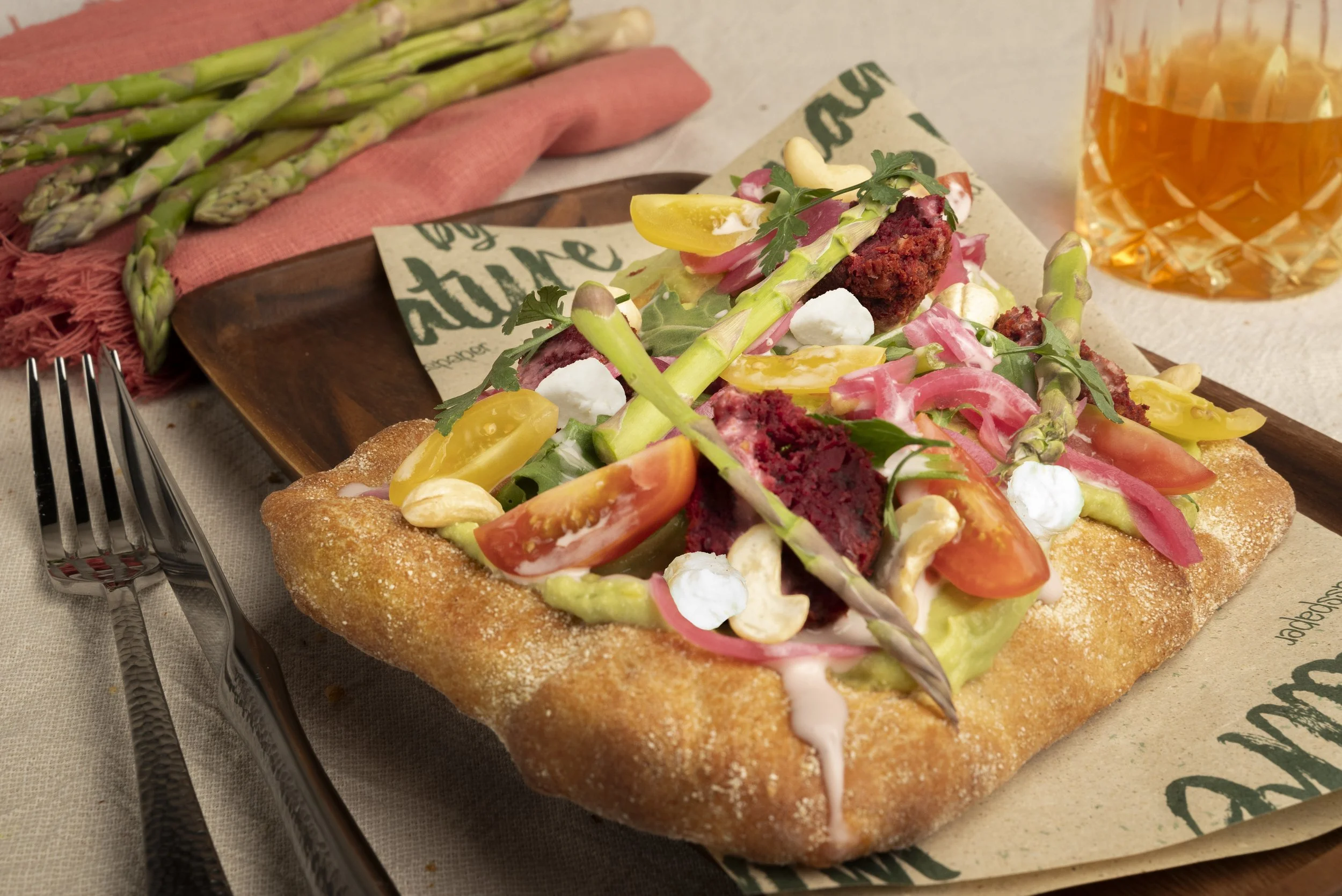 Vegetarische Flammkuchen mit Tomaten, grünen Spargel, Paprika, rotem Rote Beete, Ziegenkäse, Pinienkernen, und Kräutern