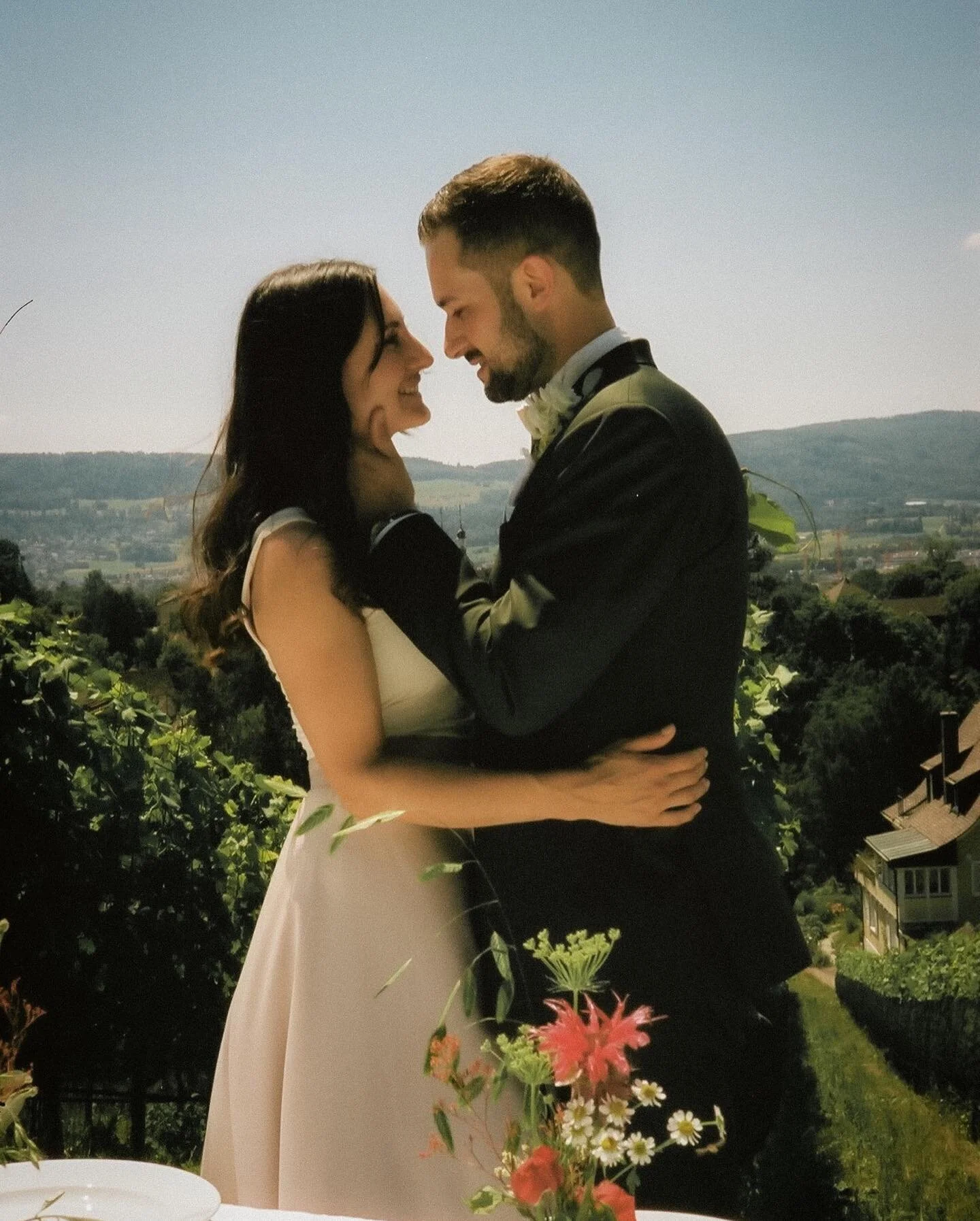 Analogi Bilder vo dr zivile Hochzyt vo dr Livia &amp; em Flo - was e wundrsch&ouml;ne Daag!🤍✨

uf euch @liviaelena_ &amp; @nairolf15 🙏🏼🫶🏽

#rollei35 #rollei #filmphotography #cinestill #cinestill400 #wedding #analogphotography #weddingtime #love