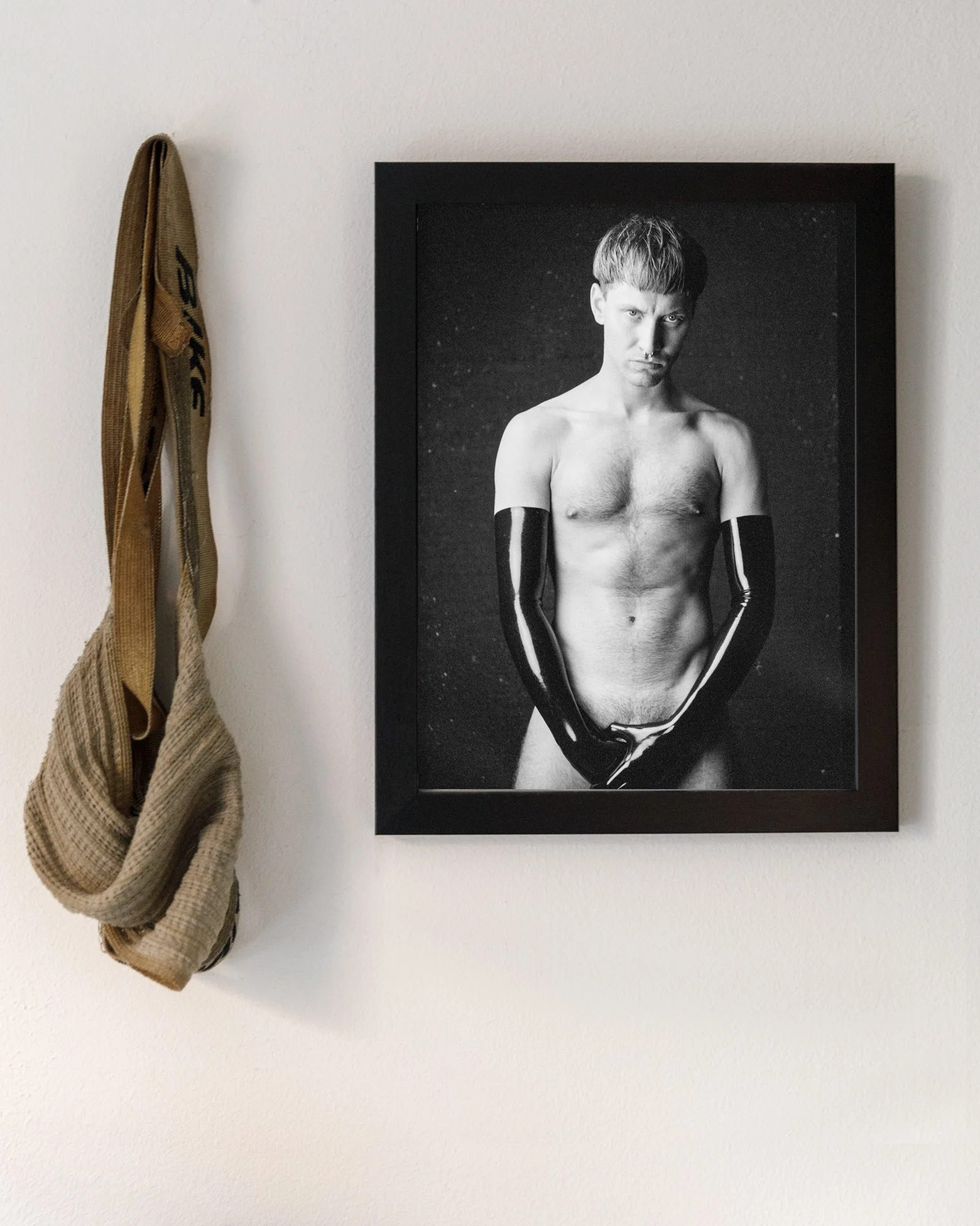 A4_Mockup_Claude Gloves 01.jpg