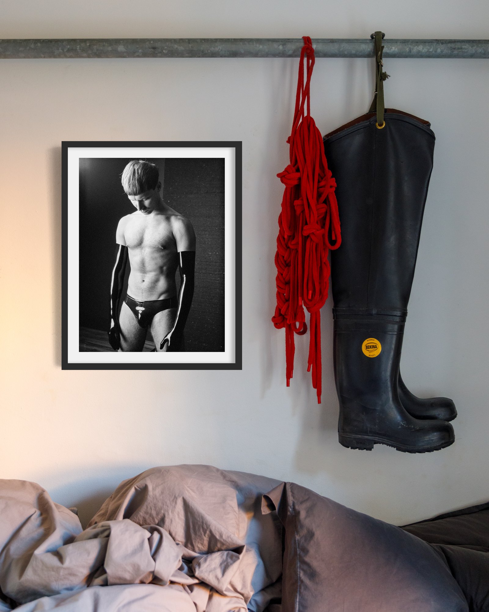 A2_Mockup_Claude Gloves 02.jpg