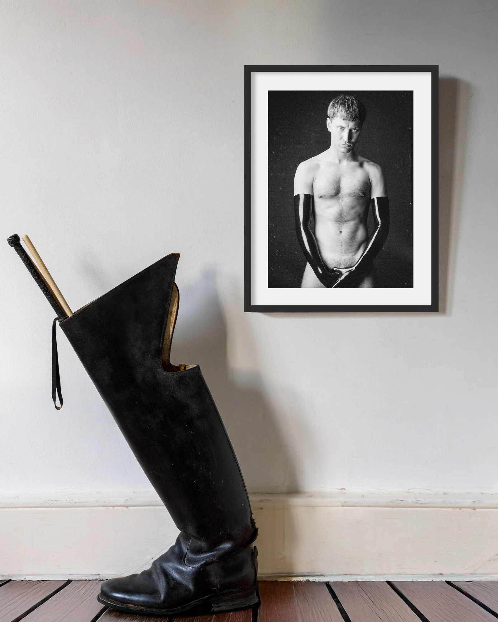 A3_Mockup_Claude Gloves 01.jpg