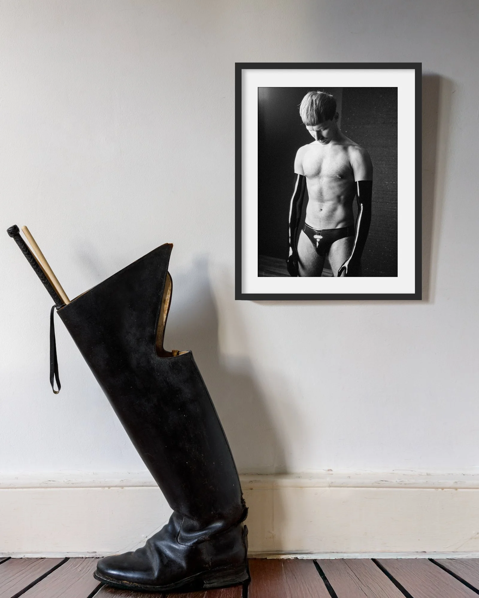 A3_Mockup_Claude Gloves 02.jpg