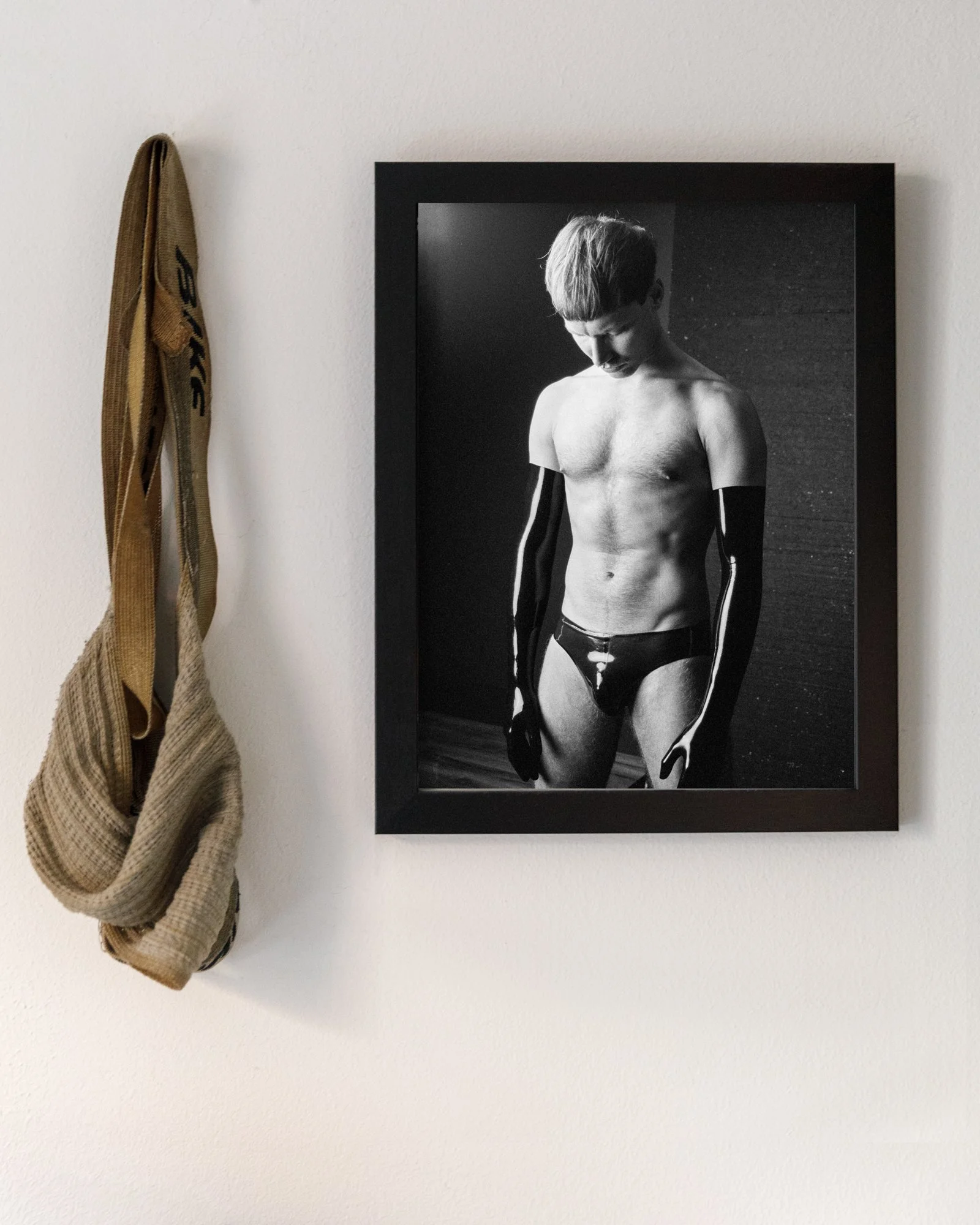 A4_Mockup_Claude Gloves 02.jpg