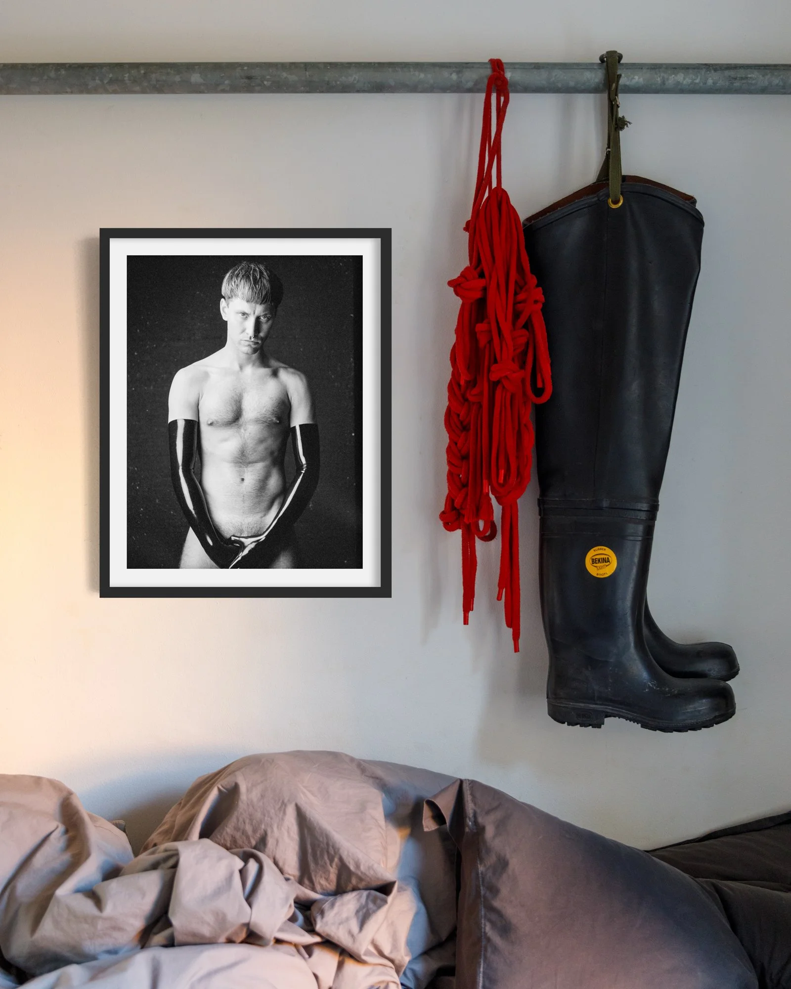 A2_Mockup_Claude Gloves 01.jpg