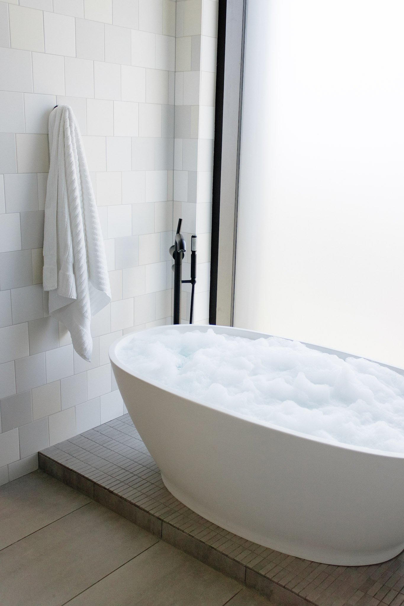 Hotel San Luis Obispo and the best soaking tub around! This is one of the biggest tubs I've seen! Photography by Nouvelle Brand Photography: Catherine and Jean Coelho