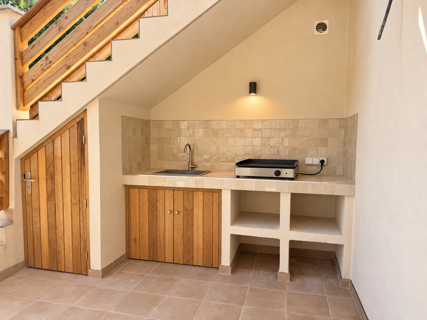Kitchenette extérieure en bois avec plancha.png