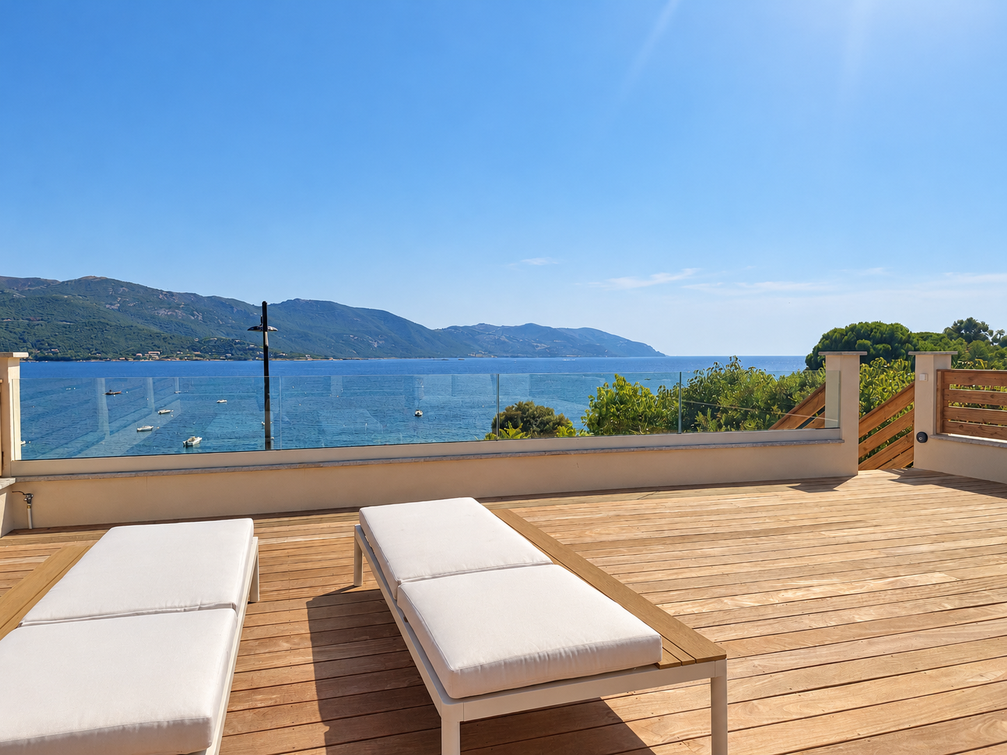 Terrasse ensoleillée sur la mer.png