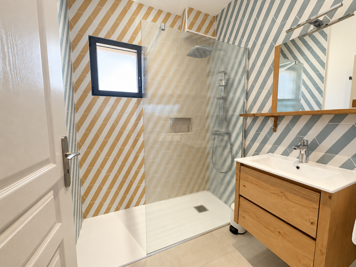 Salle de bain lumineuse aux tons naturels.png