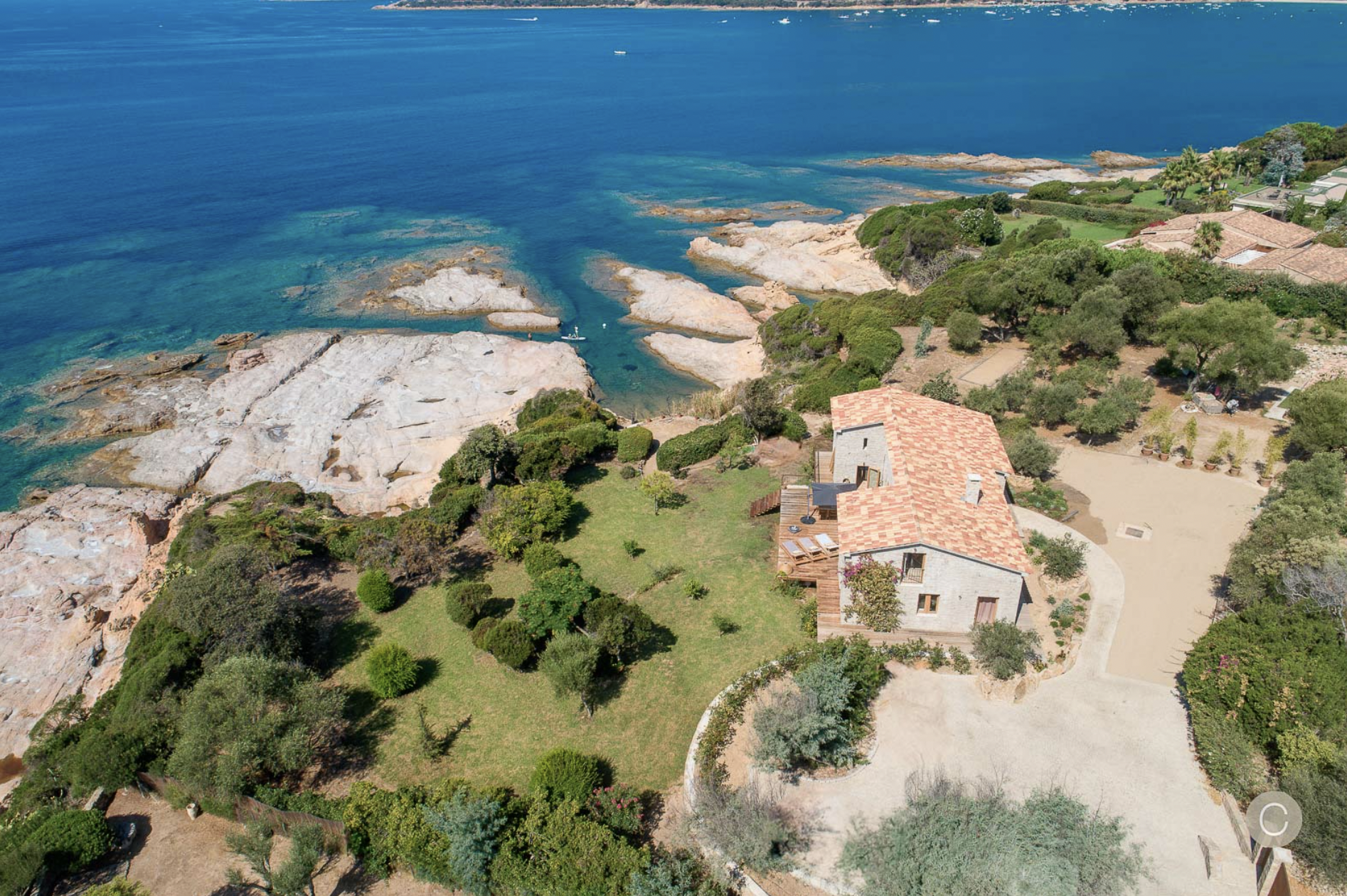 Location Villa avec piscine les pieds dans l'eau à Sagone