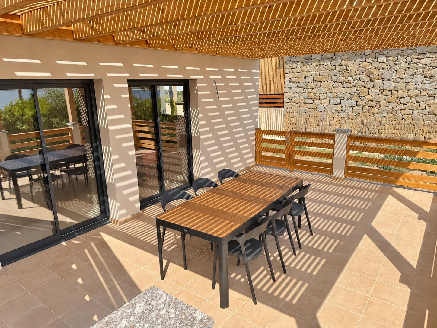 Terrasse lumineuse sous pergola-1.png