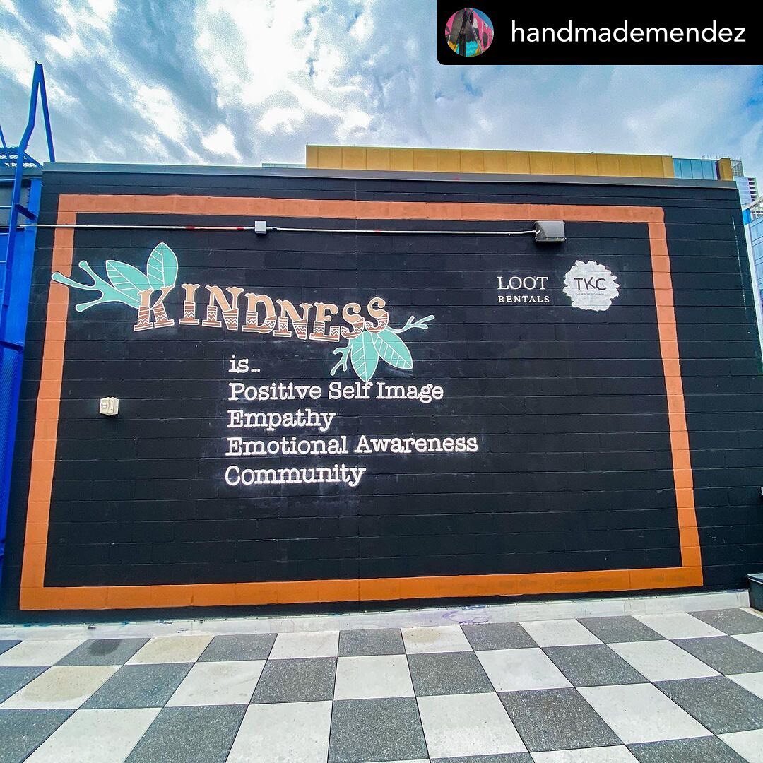 Throw kindness around like confetti! 🎉
Loving this new mural by the talented @handmademendez for our event with @tkckindness! 
The Kindness Campaign on a mission to spread kindness and provide accessible emotional health curriculum and programs fo
