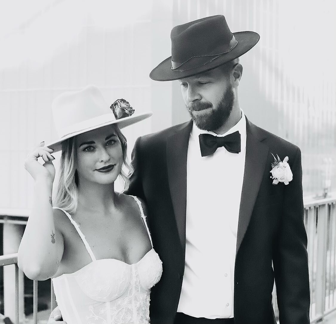 Wedding pics or stills from a Turner classic movie marathon? 🤩🎥
📸: @kelseyco9wood 
👰🏼‍♀️: @ktlane86 
🤵🏻: @coix 
💡: @jaemaxelcreations 
🎶: jspeermusic 
🌸: @fresh_floral_design 
✨: @wishfulweddingsllc 
🪑: @luxeventrentals1 
📍: @skyboxo