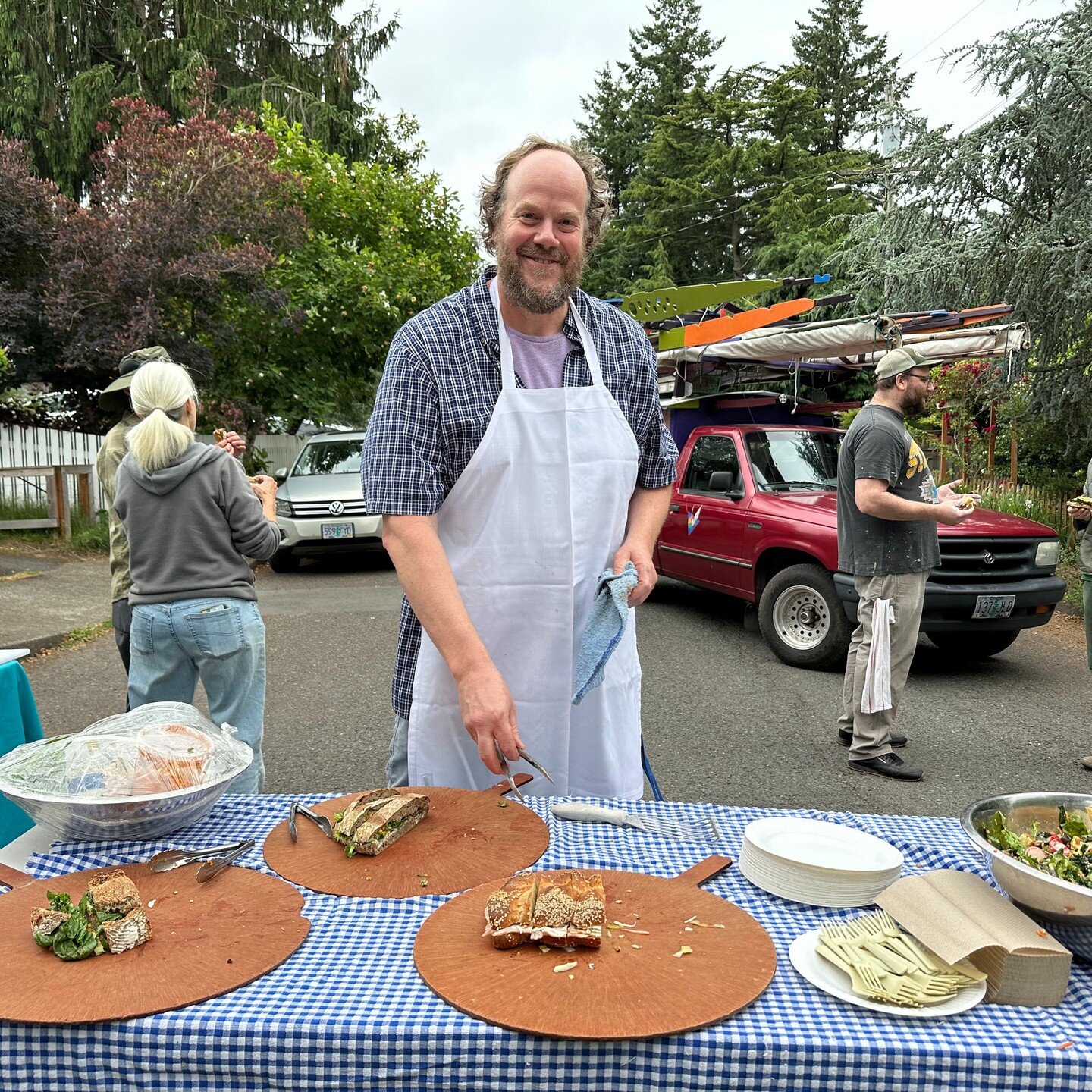 Thanks to Mark from Tastebud for generously serving up delicious donated sandwiches, breads and salads for our 50 volunteers last Saturday for the mural painting! @tastebudpdx 

@TastebudPDX @cityrepairproject @multnomahvillagepdx 

Contact: communit