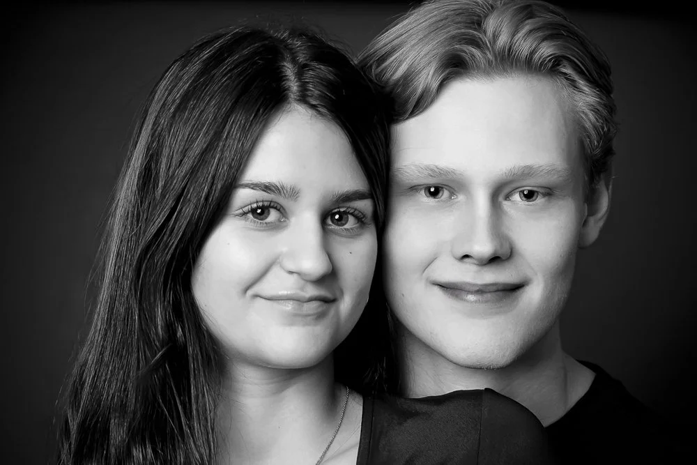 Portræt af en ung mand og kvinde, begge smilende, sort-hvid foto.