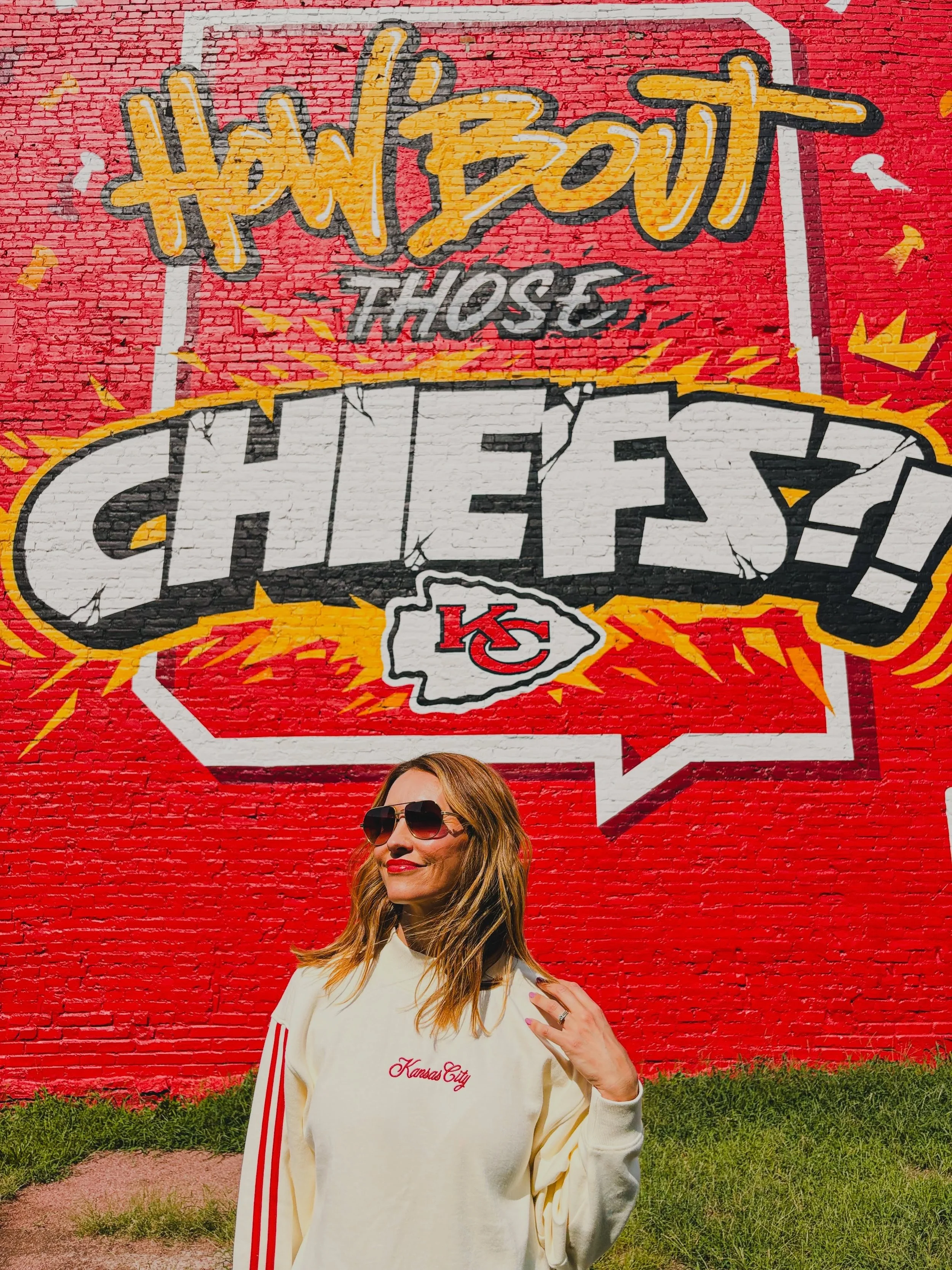 🏈❤️🎉 So I hear there&rsquo;s a game tonight &hellip;

I&rsquo;ll be cheering on the @chiefs in this new mock neck sweatshirt from @freedomandthemoon (gifted)

Kansas City KC Monday night football KC influencer Football style