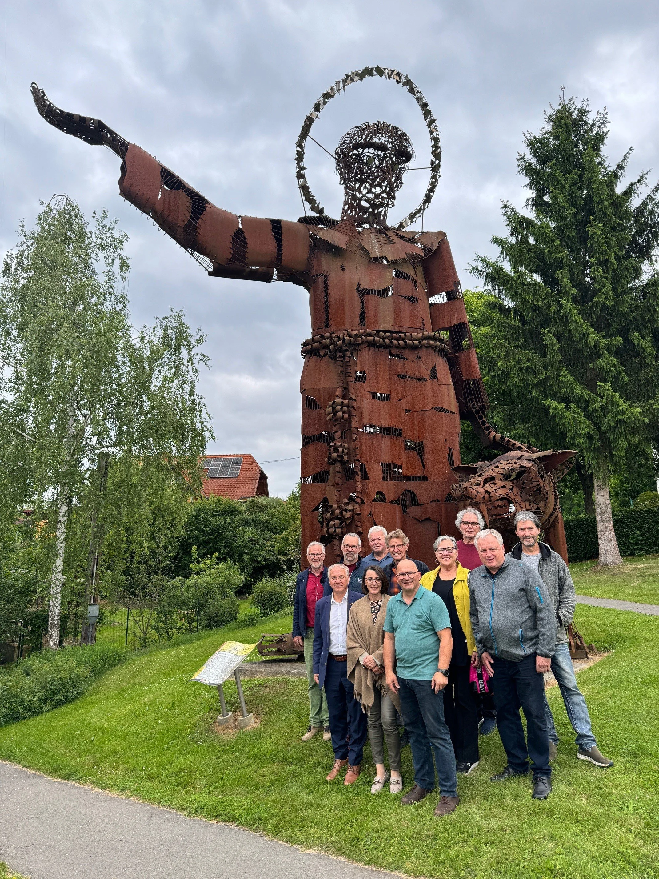  Die Gruppe vor der Statue des Hl. Franz von Assisi von Fernando Crespo 