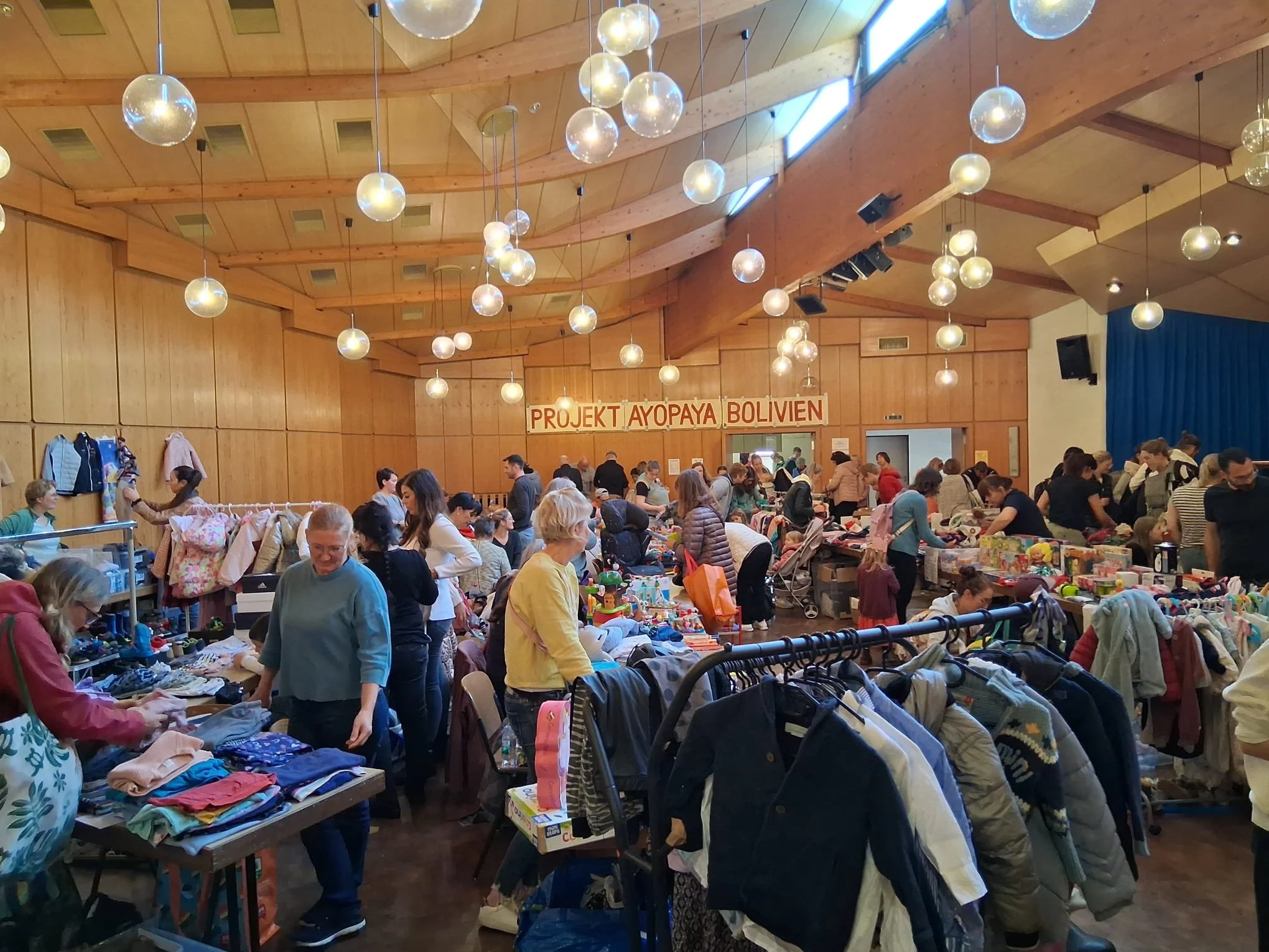 Seit 35 Jahren Flohmarkt für Kinderkleidung und Spielzeug in St. Jakobus // Bolivienkreis St. Jakobus Mannheim Neckarau