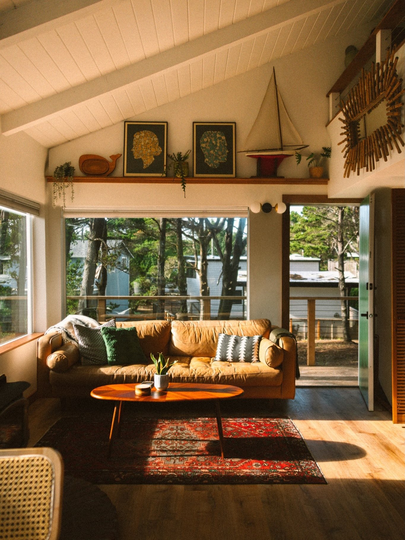 DM me &ldquo;Airbnb&rdquo; for more info on how to get new photos of your short term rental property. I have available dates in October and November!

⚲ @theweekender.neskowin