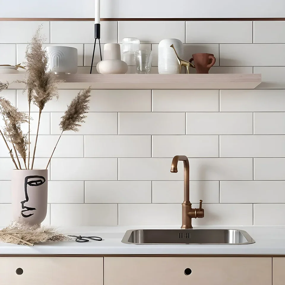 354012020_Metro_WhiteGloss_Flat__10x20cm_ROOM3_96d396b1-1776-402d-9e75-b348ab6d1156.webp