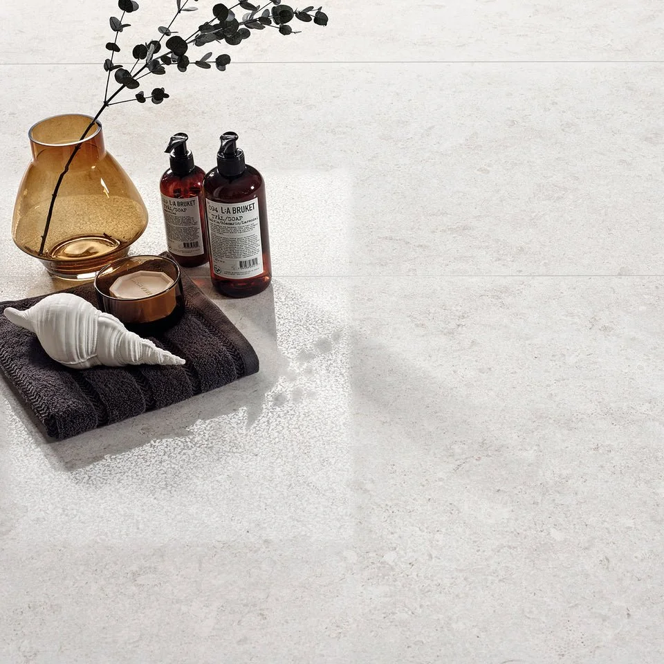 430066170_Coralstone_BlancoAnti-Slip_60x60cm__ROOM1_351158b2-778f-4821-9b80-5afb107bc21b.jpg