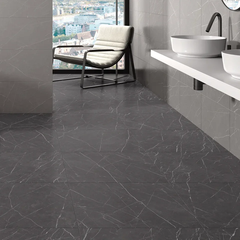 577004423_Muse_CoalNatural_60x60cm_ROOM3.webp